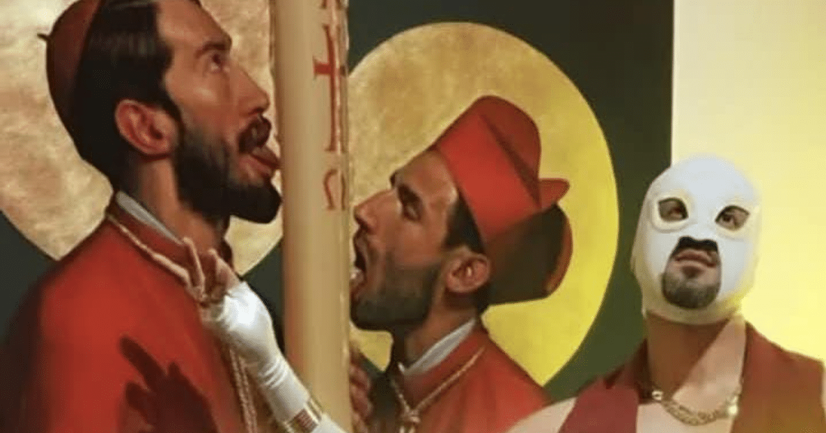 Obra de arte contemporáneo con figuras religiosas y máscara de luchador