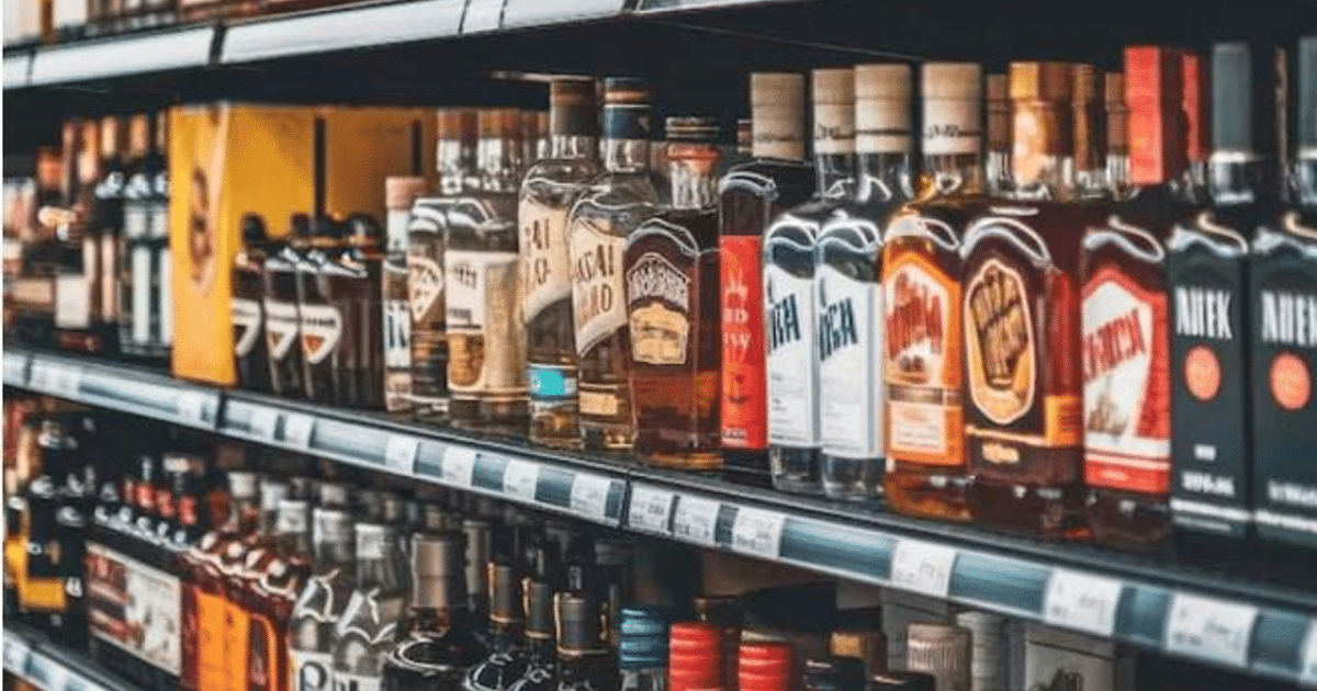 Estantería con botellas de licor en tienda, destacando ron y tequila, en contexto de restricciones de alcohol en Semana Santa.