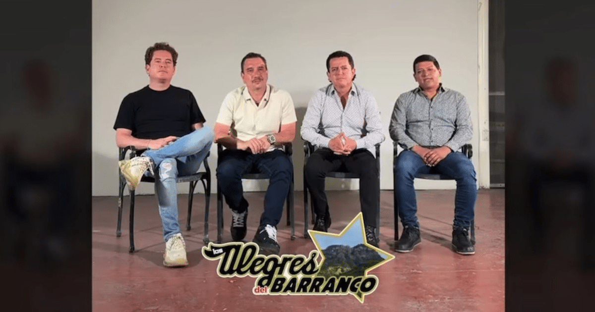 Integrantes de Los Alegres del Barranco sentados con logotipo del grupo.