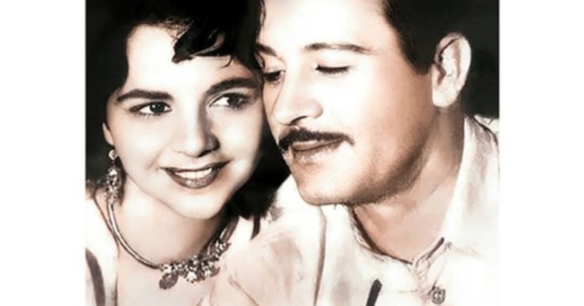 Lupita Torrentera sonriendo junto a una figura del cine de oro mexicano.