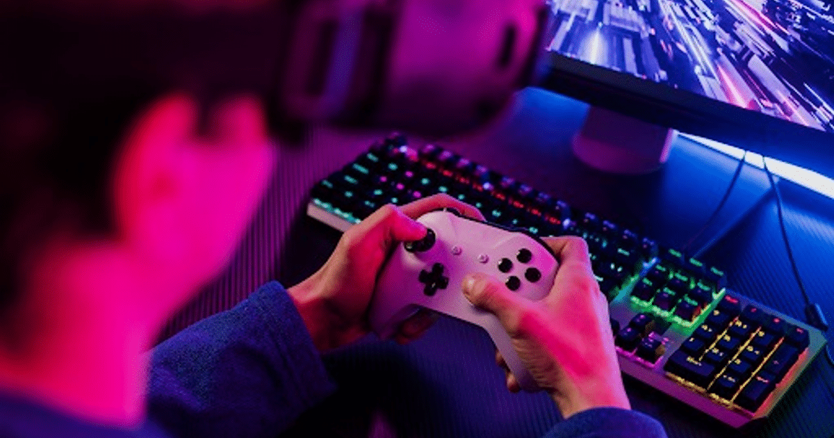 Persona jugando videojuegos con realidad virtual y teclado retroiluminado