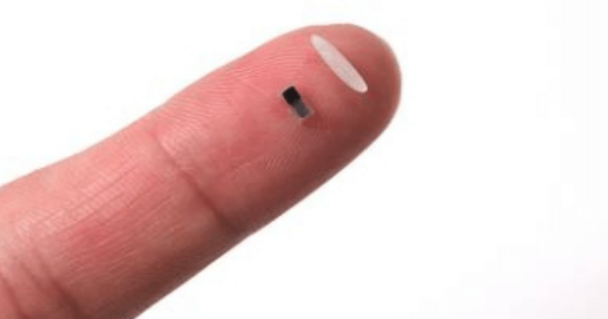 Dedo humano con dos pequeños dispositivos, uno blanco ovalado y otro negro rectangular, simbolizando avances en micro-marcapasos.