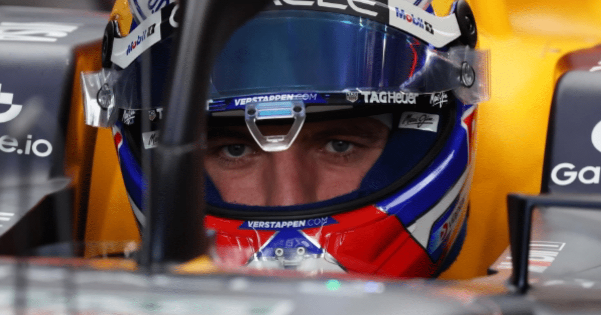 Piloto de Fórmula 1 en monoplaza durante el Gran Premio de Yeda