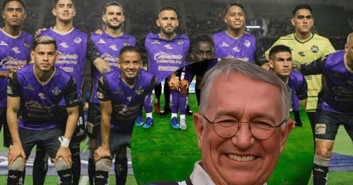 Jugadores del Mazatlán FC posando con uniformes morados junto a un retrato en un evento de presentación.