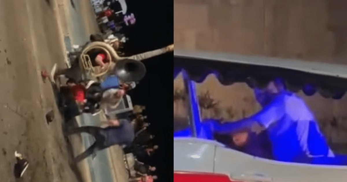 Grupo de personas en Mazatlán con músico tocando tuba y vehículo con luces azules