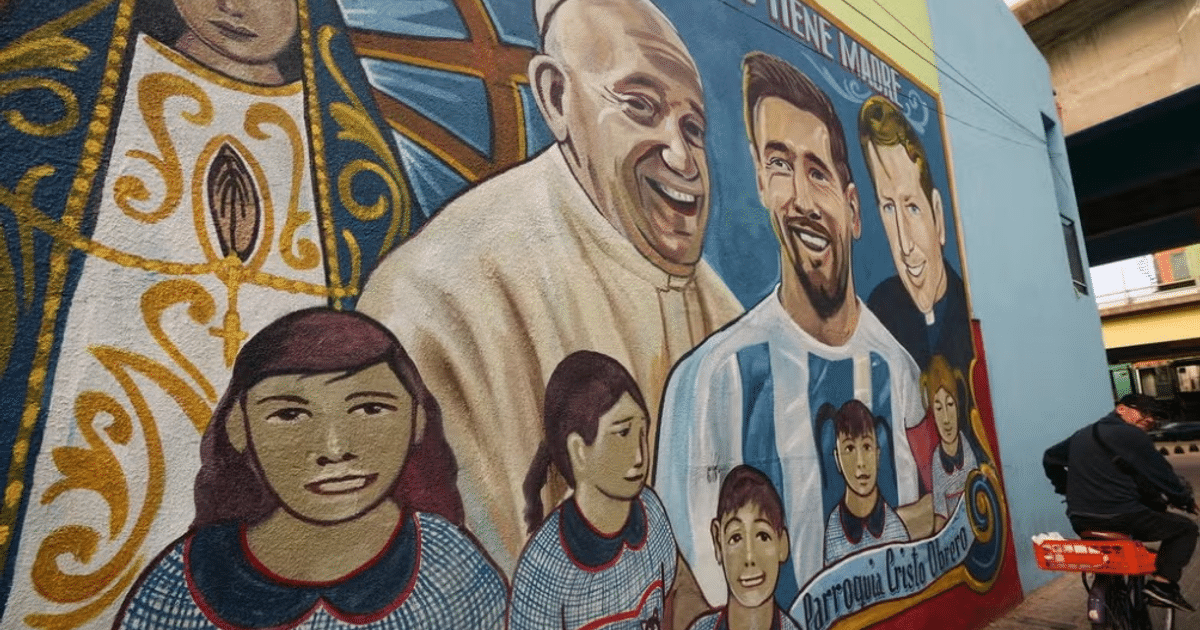 Mural urbano con figuras religiosas y sociales, incluyendo la Virgen María y un hombre en bicicleta.