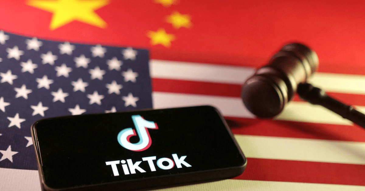 Teléfono con logotipo de TikTok sobre banderas de China y EE.UU. y martillo de juez, simbolizando controversia legal.