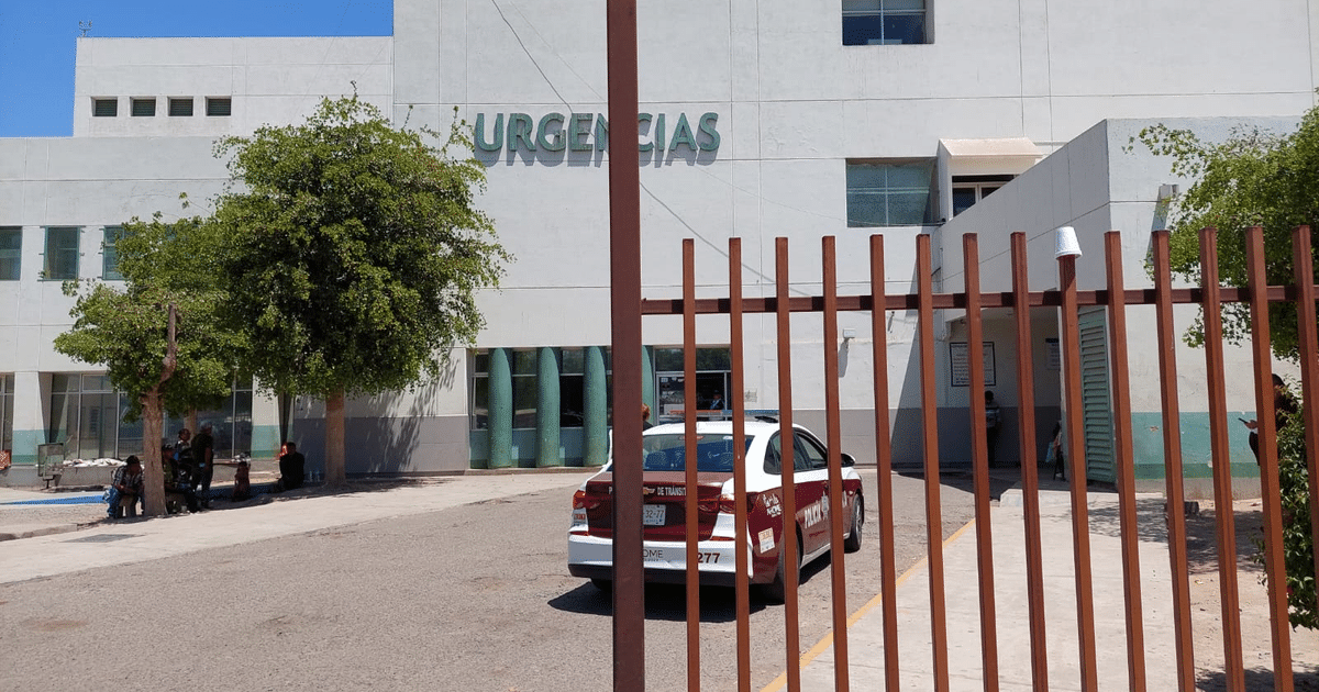 Edificio de Urgencias del Hospital General de Los Mochis con árboles y vehículo de tránsito