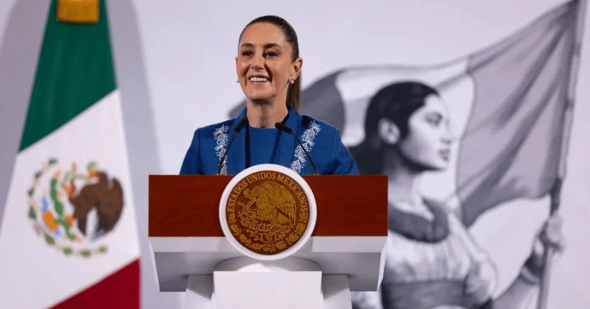 Persona en podio con emblema de México, ilustración de mujer con bandera y bandera mexicana al fondo.