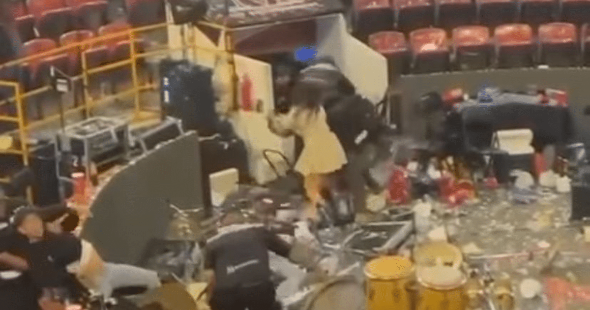 Ambiente caótico en la Feria del Caballo 2025, con personas en confrontación y objetos esparcidos.