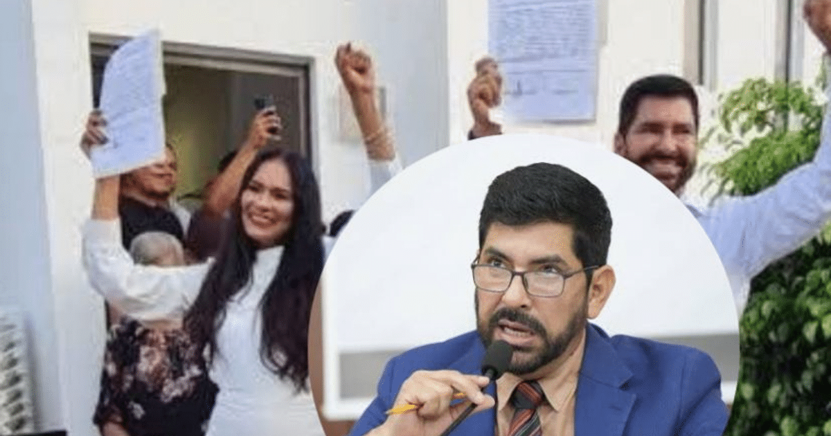 Personas celebrando en el Congreso de Sinaloa, levantando documentos, con una mujer al frente sonriendo y un hombre con micrófono a la derecha.