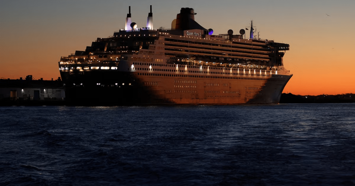Crucero Queen Mary 2 iluminado al atardecer, escenario de un brote de norovirus.