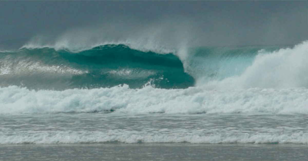 Ola grande y brillante en el mar de Sinaloa con cielo nublado