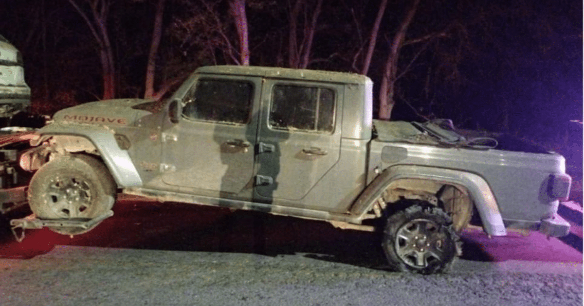 Camioneta todo terreno levantada en operativo militar nocturno