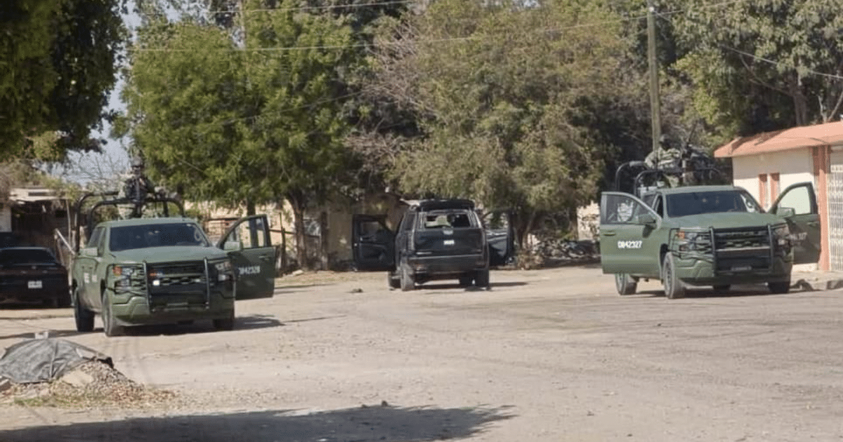 Camionetas verdes y un agente en un operativo militar en Guamúchil