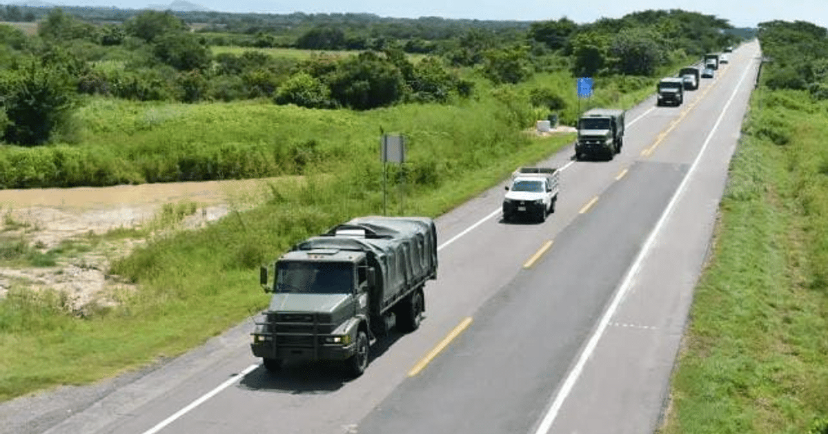 Carretera en Recoveco con vehículos militares durante operativo policial