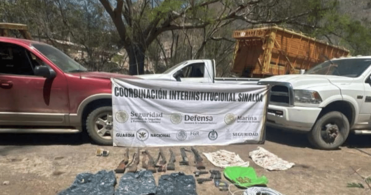 Operativo en San Ignacio con vehículos, pancarta de coordinación y armamento incautado.