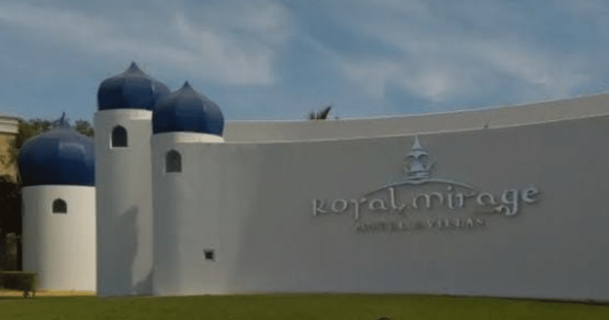 Edificio del Hotel Royal Mirage en Culiacán con cúpulas azules y letrero visible, rodeado de césped y cielo azul.