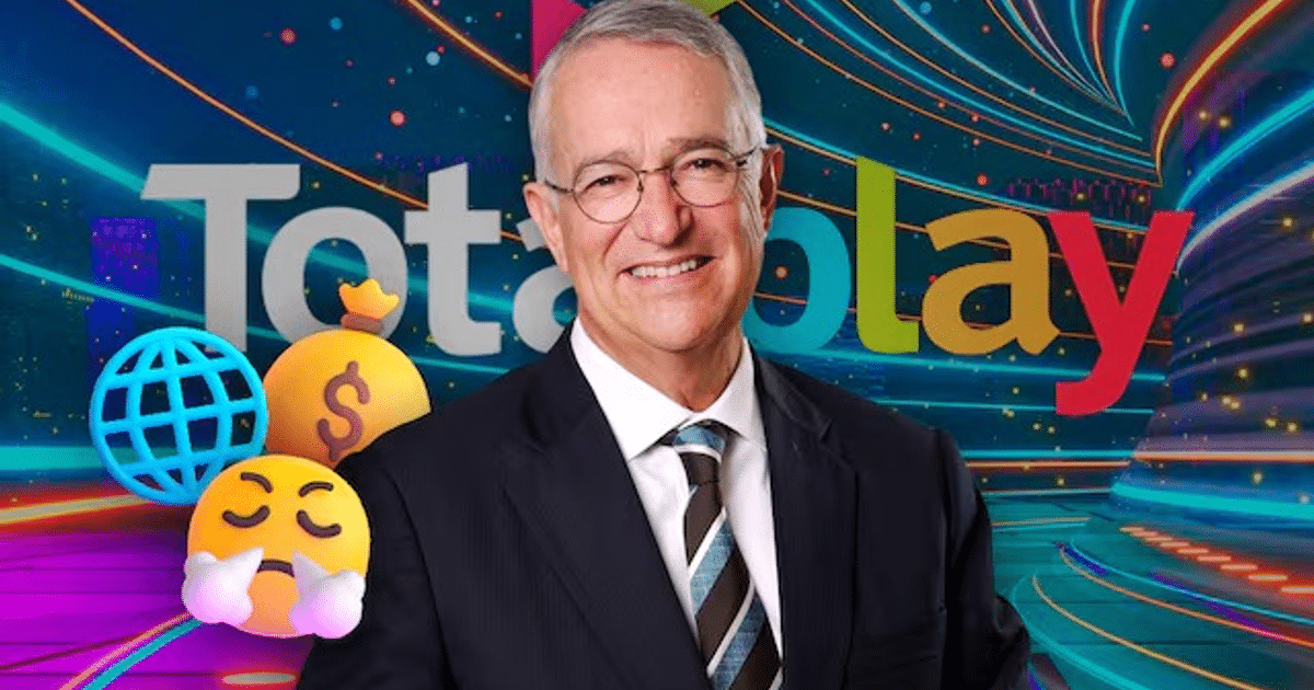 Hombre sonriente con traje y corbata frente al logotipo de Totalplay, con íconos de dinero y tecnología.