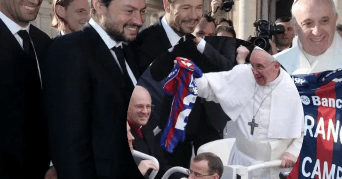 Grupo de personas sonriendo con camiseta de San Lorenzo en evento con el Papa Francisco