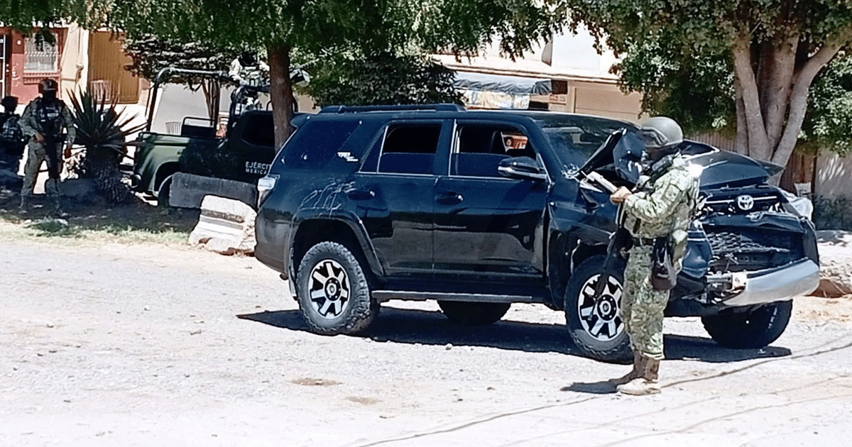 SUV negro dañado inspeccionado por personal militar en operativo de seguridad en Guamúchil