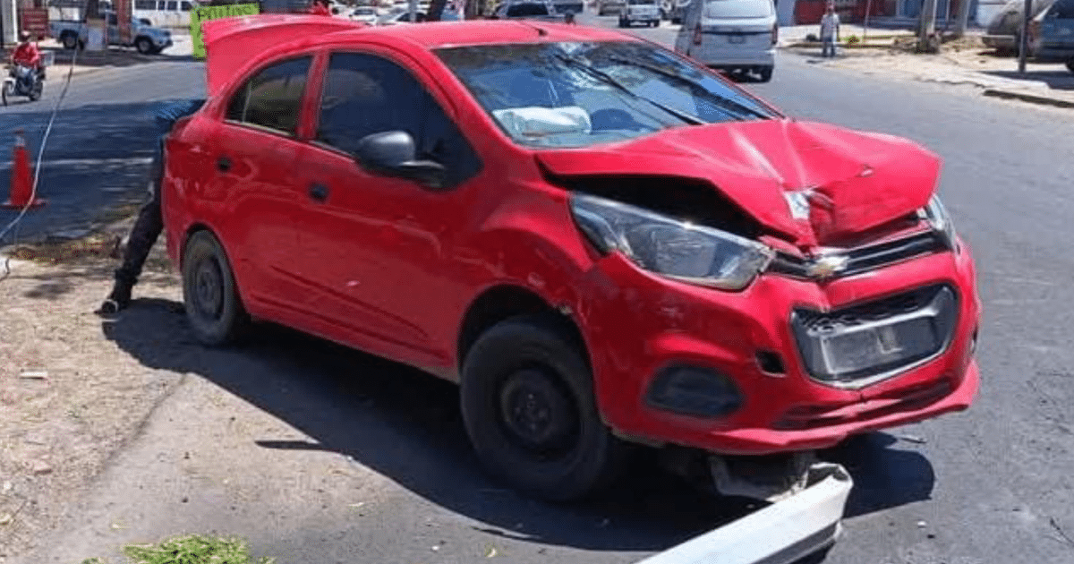 Chevrolet Beat rojo accidentado en Culiacán tras persecución armada