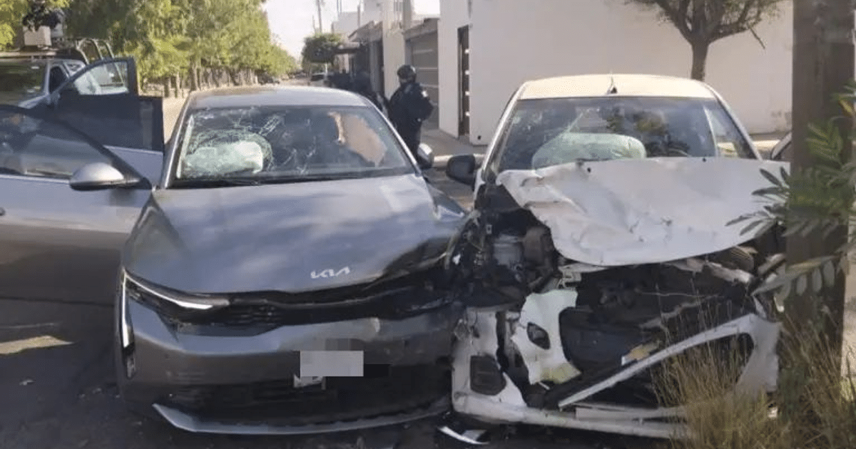 Accidente de tráfico con dos coches dañados y un policía en la escena