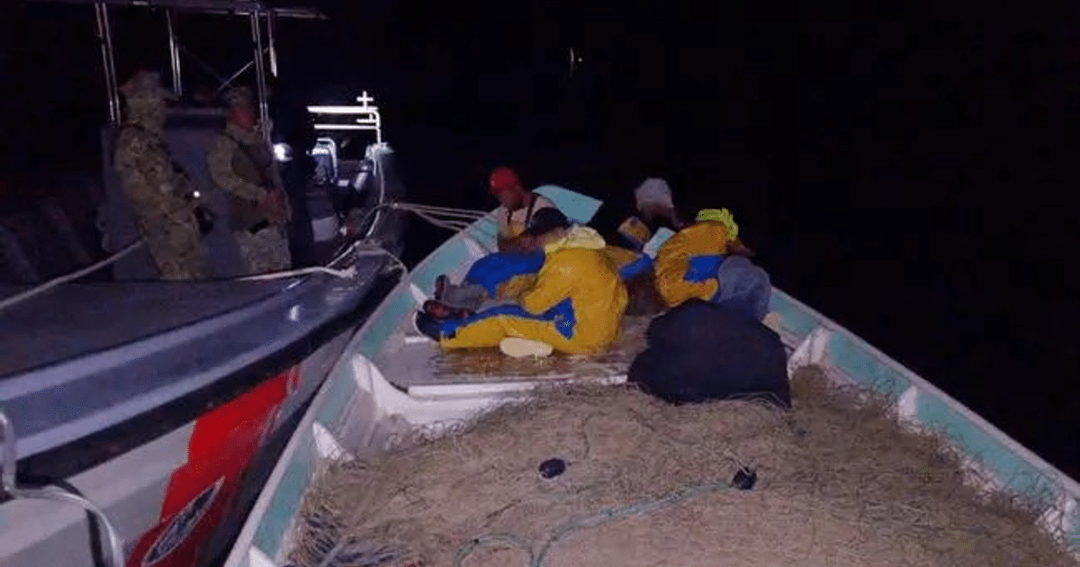 Bote nocturno con personas y oficiales en operativo contra pesca ilegal