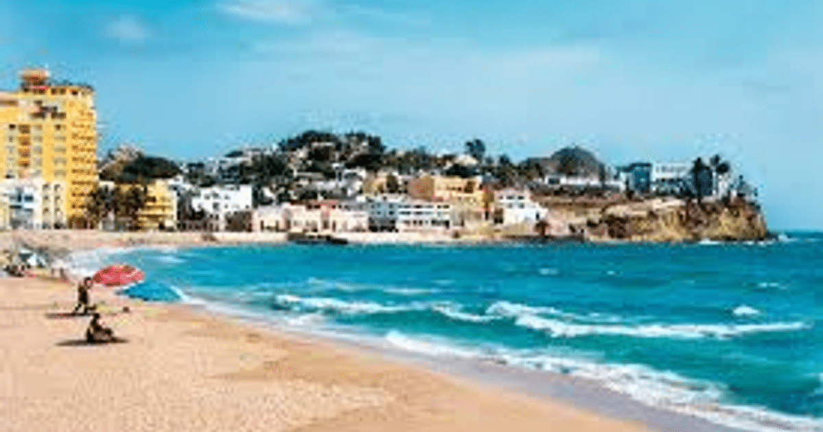 Playa de Sinaloa con bañistas y paisaje costero durante Semana Santa