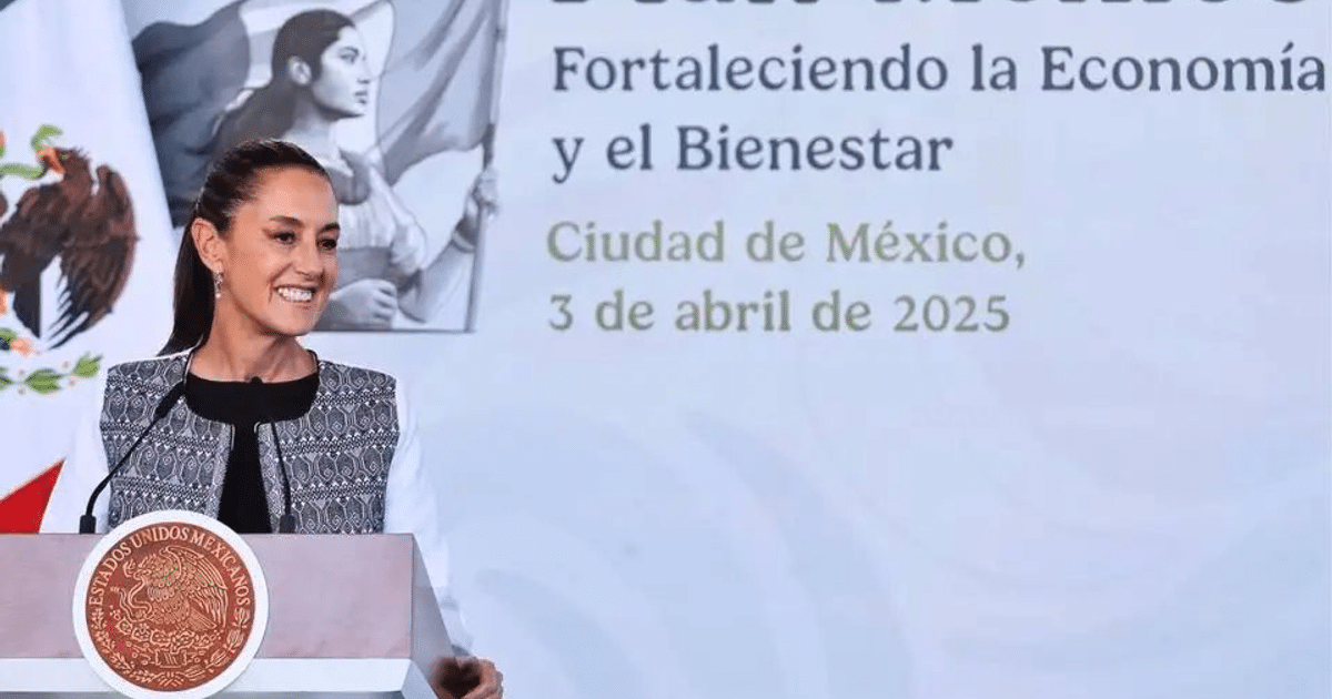 Mujer sonriendo en evento del Plan México con presentación de fondo y bandera de México