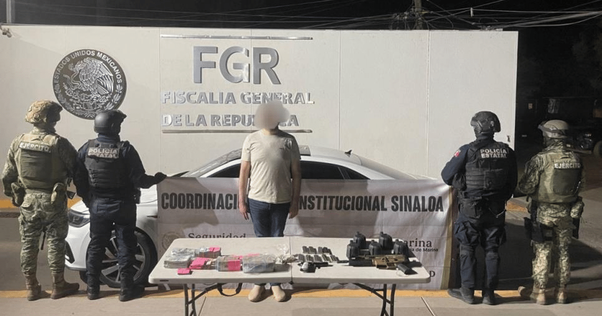 Operativo de seguridad en Culiacán con agentes deteniendo a un hombre, vehículo blanco y mesa con objetos incautados.