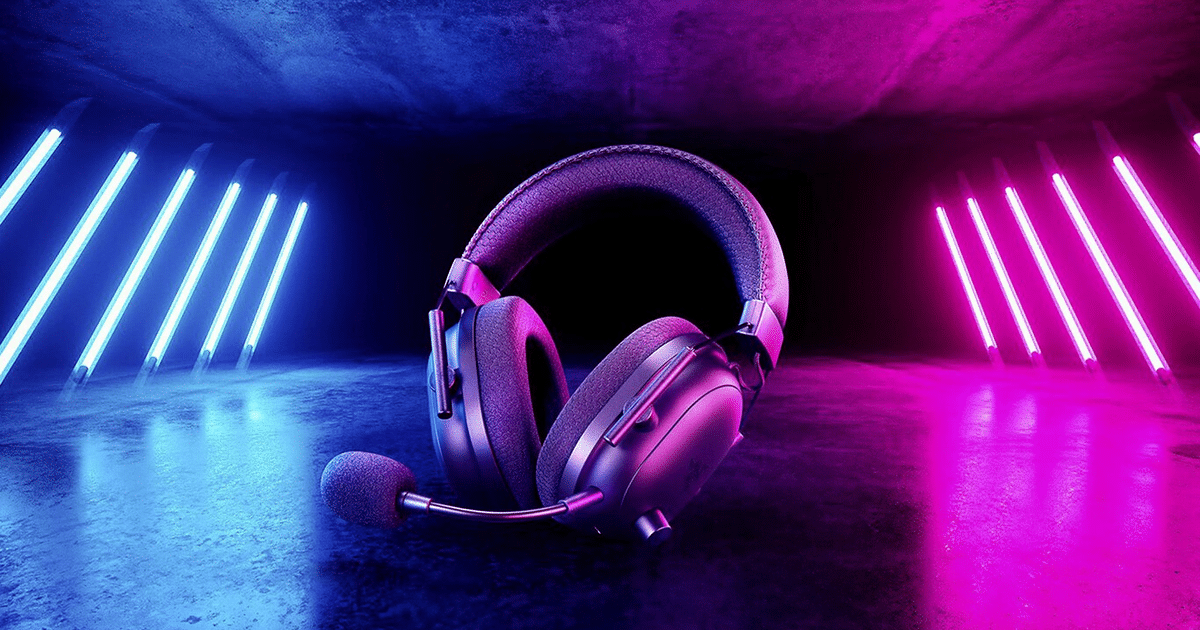 Auriculares modernos con micrófono en un fondo de luces de neón azul y magenta