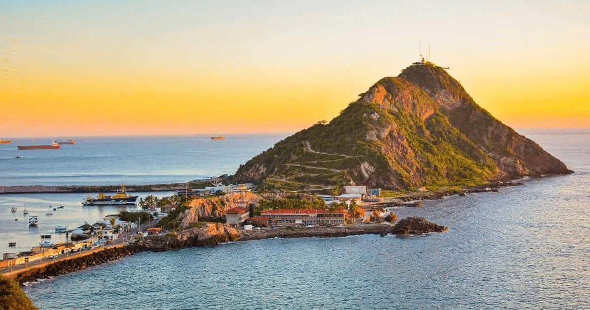 Paisaje costero con montaña y barcos al atardecer en Sinaloa