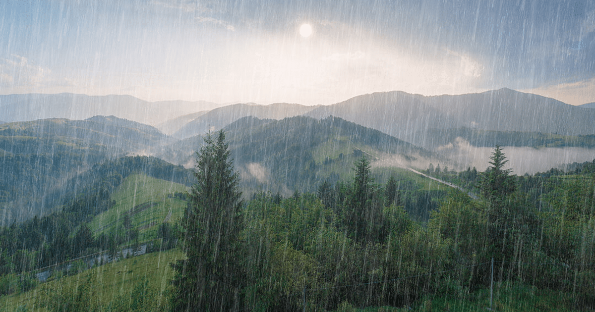 Paisaje montañoso lluvioso en Sinaloa con colinas verdes y montañas al fondo.
