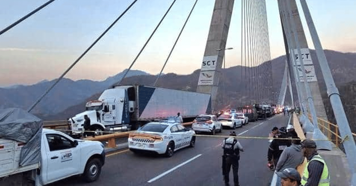 Puente Baluarte con tráfico detenido, vehículos policiales y agentes de la ley presentes.