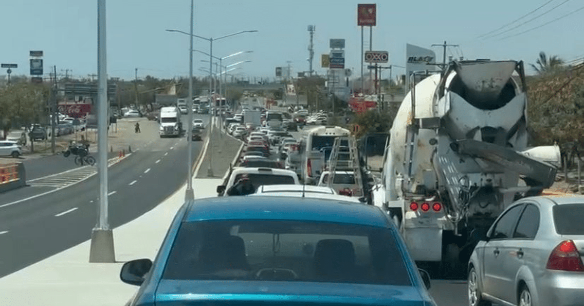 Carretera con tráfico intenso cerca del puente de Colosio y Munich en Mazatlán