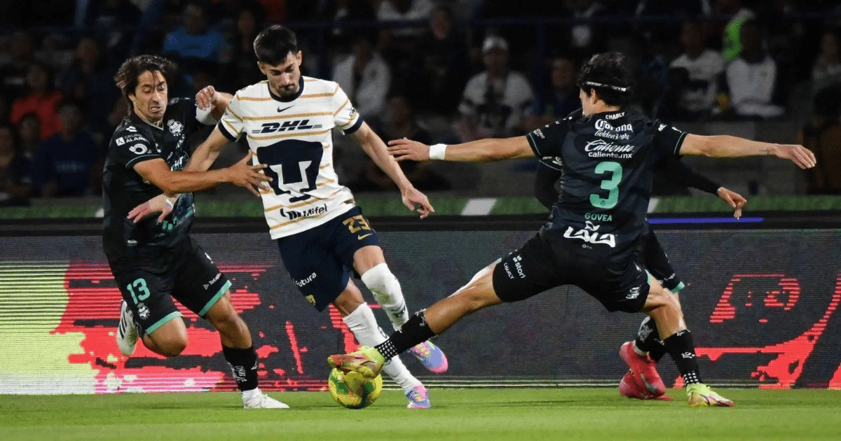 Jugadores de Pumas y Santos en acción durante el Play In de la Liga MX