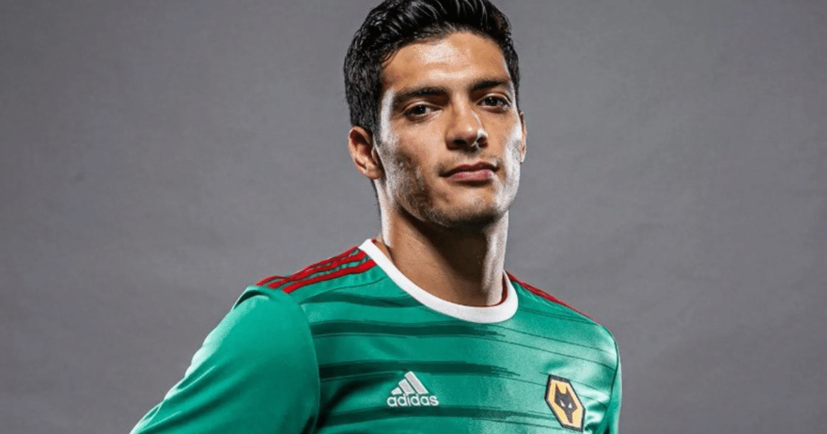 Jugador del Fulham con camiseta verde y detalles rojos, relacionado con la renovación de contrato.