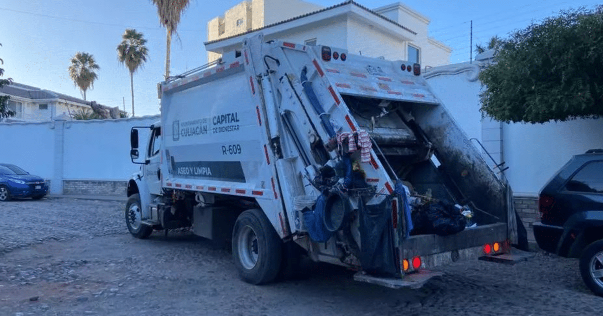 Camión de basura del gobierno municipal de Culiacán estacionado en área residencial