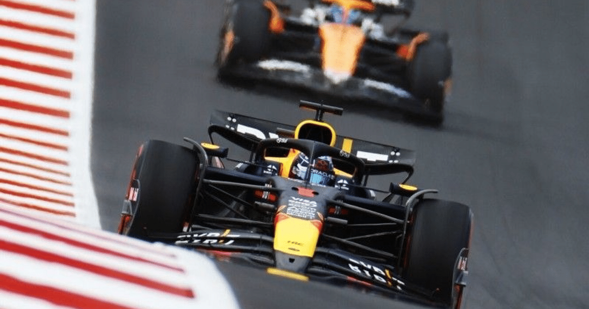 Automóvil de Fórmula 1 en pista durante el Gran Premio de Bahréin, mostrando diseño aerodinámico y detalles técnicos.