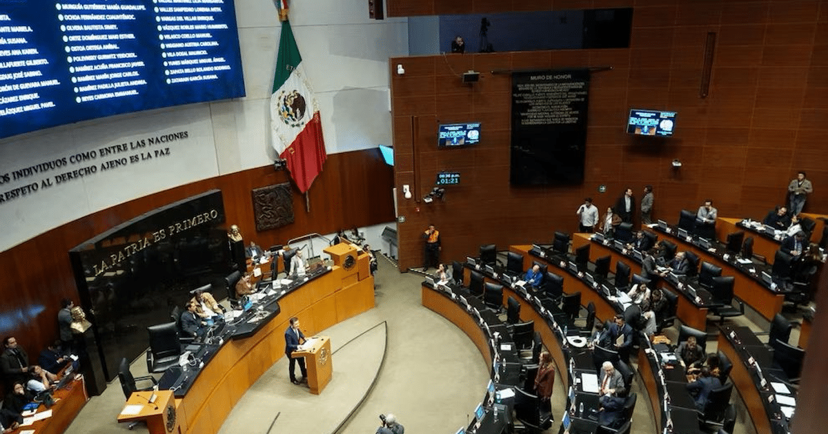 Interior del Senado de México con orador en el podio y legisladores presentes