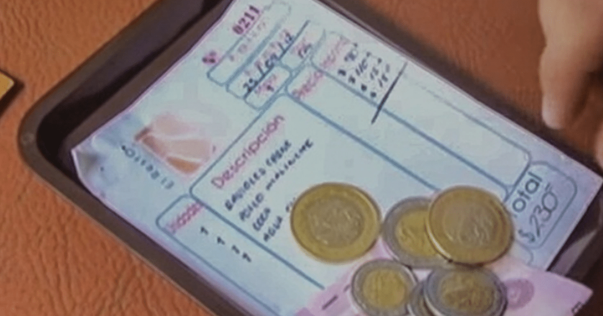 Recibo de pago con total de $730, monedas y billetes, y anotaciones a mano.