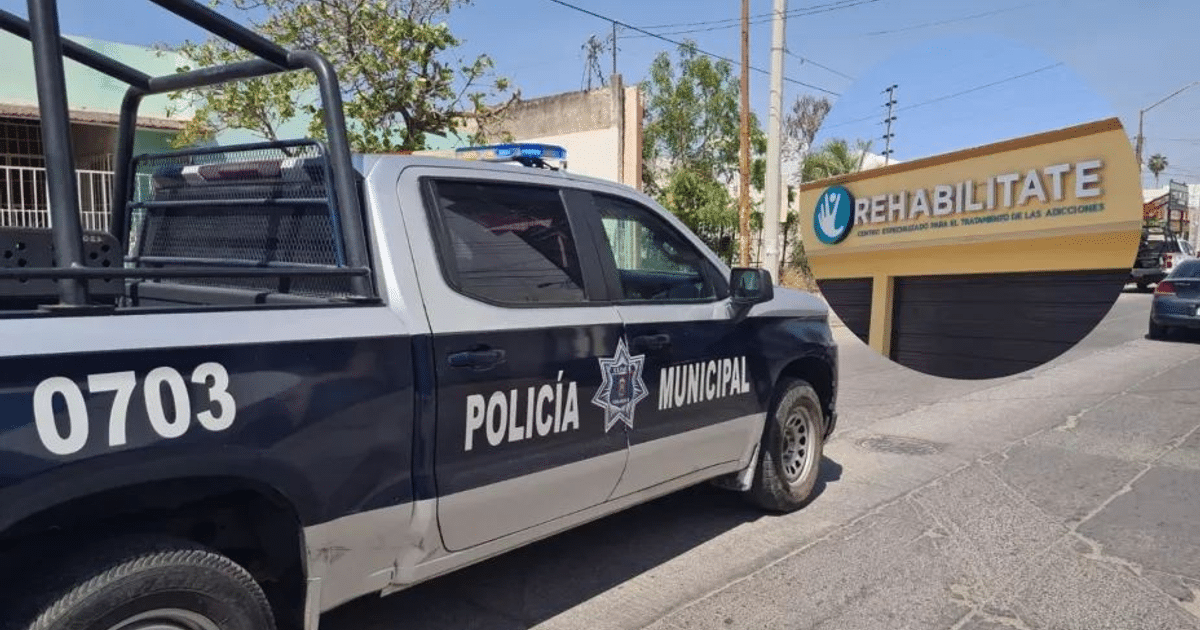 Camioneta de la Policía Municipal frente al centro Rehabilítate en Valle del Río