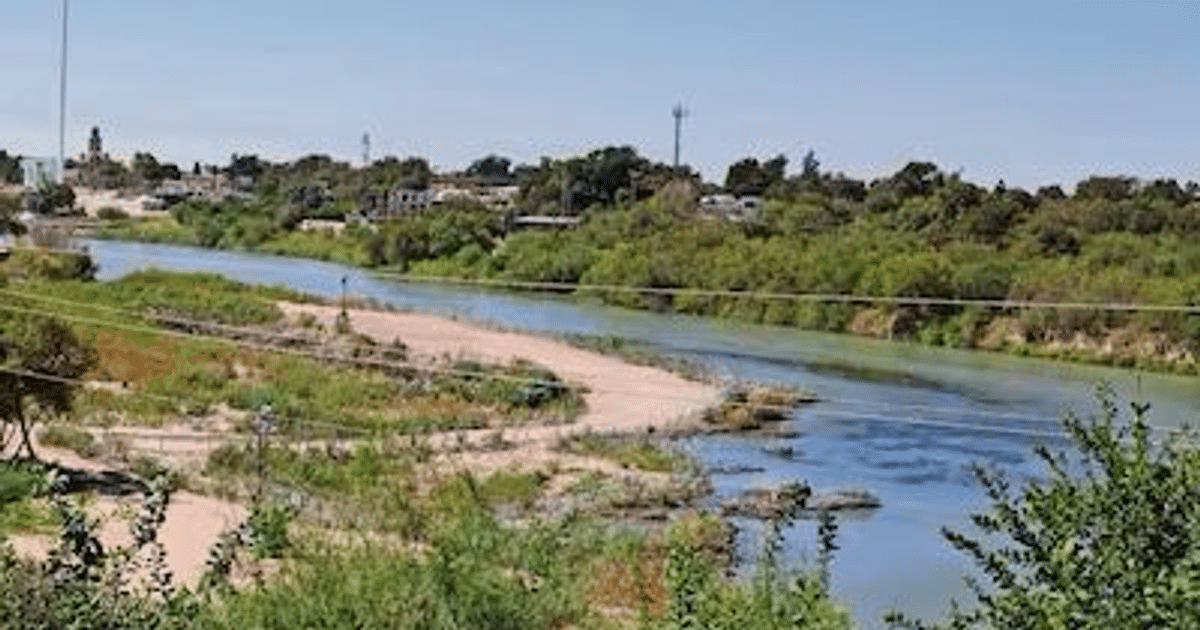 Paisaje natural con río y vegetación, relacionado con el reparto de agua del río Bravo.