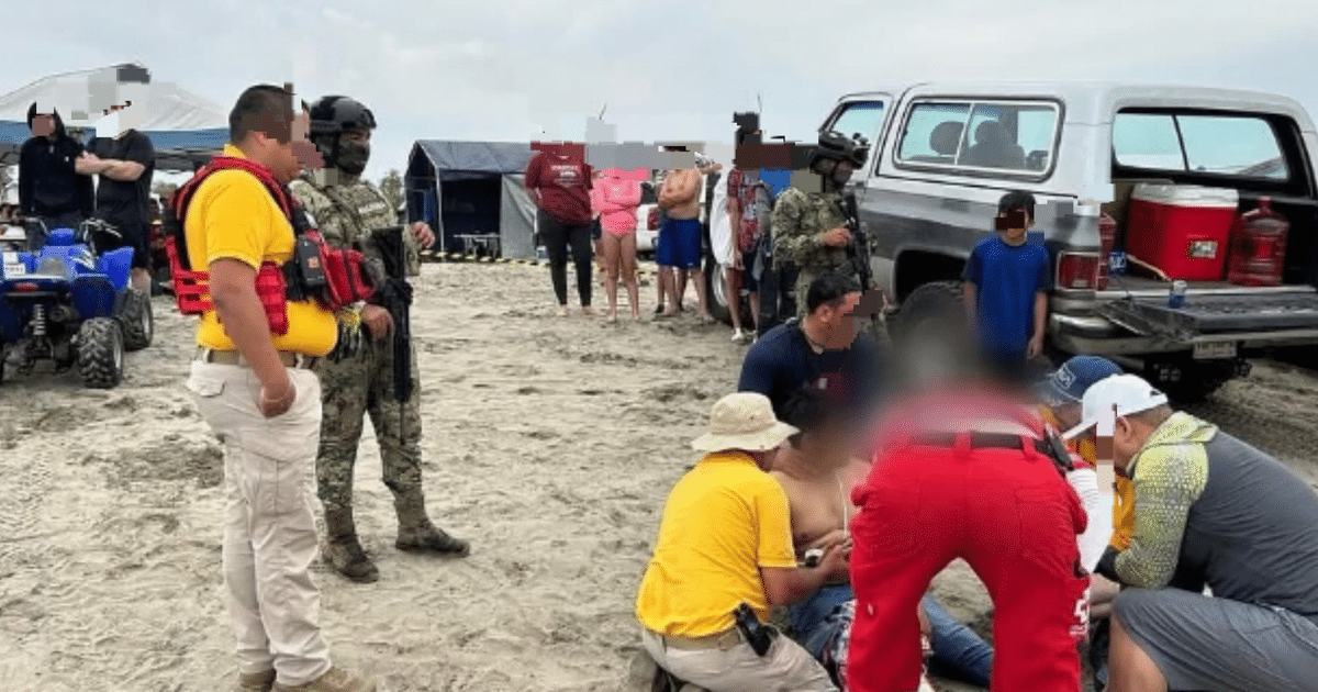 Rescatistas y autoridades atienden a un bañista en la playa de El Tambor, Navolato, tras un incidente de ahogamiento.
