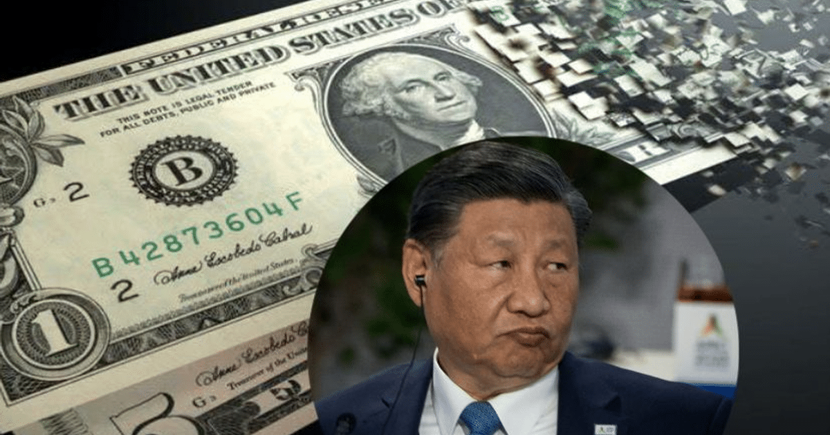 Billete de dos dólares y hombre con auriculares, simbolizando el cambio económico y la desdolarización con el RMB digital.