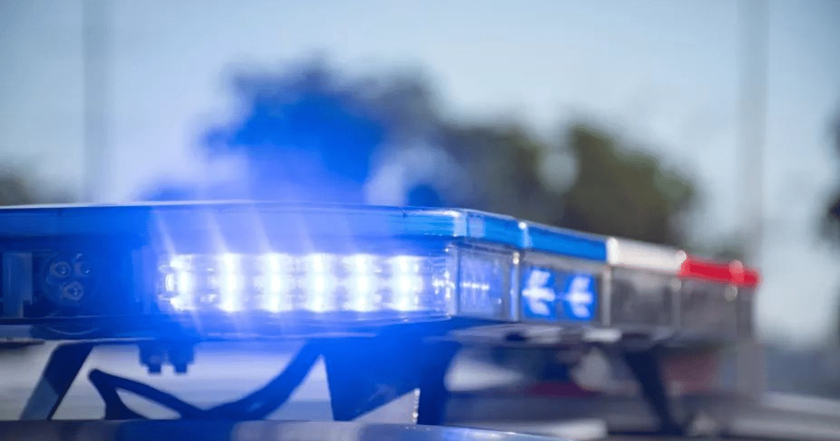 Luces intermitentes de vehículo de emergencia en operativo policial en Culiacán