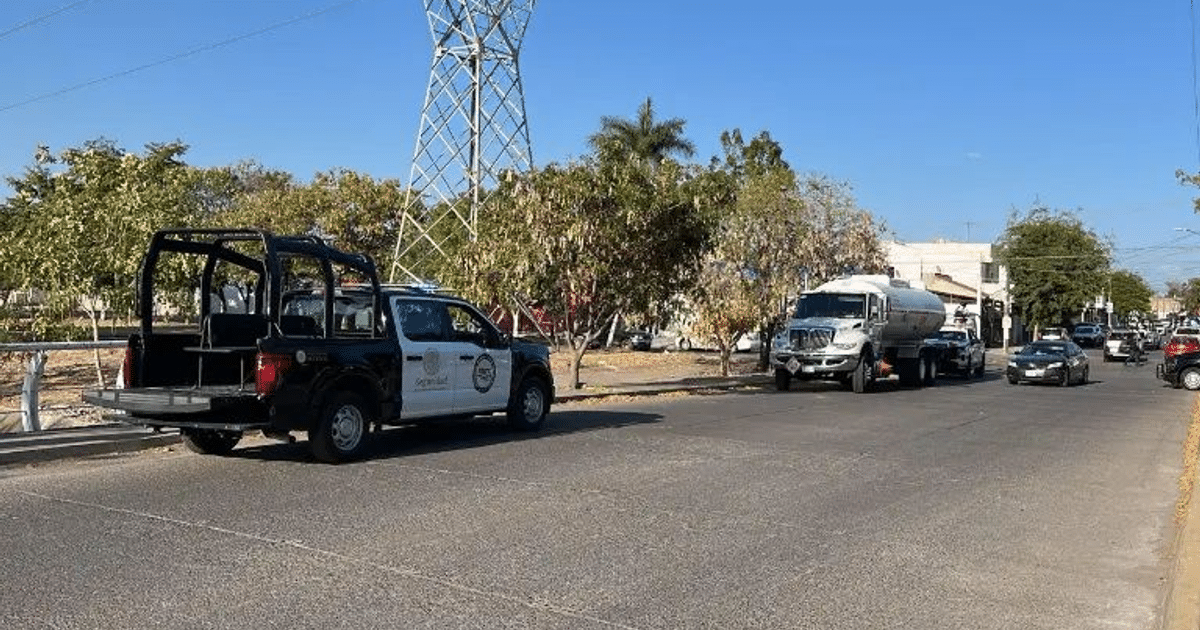 Vehículo de policía y camión cisterna en carretera de Culiacán durante un operativo de seguridad.