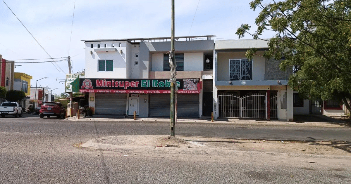 Fachada del Minisúper El Roble en Culiacán, escenario de un operativo con individuos armados.