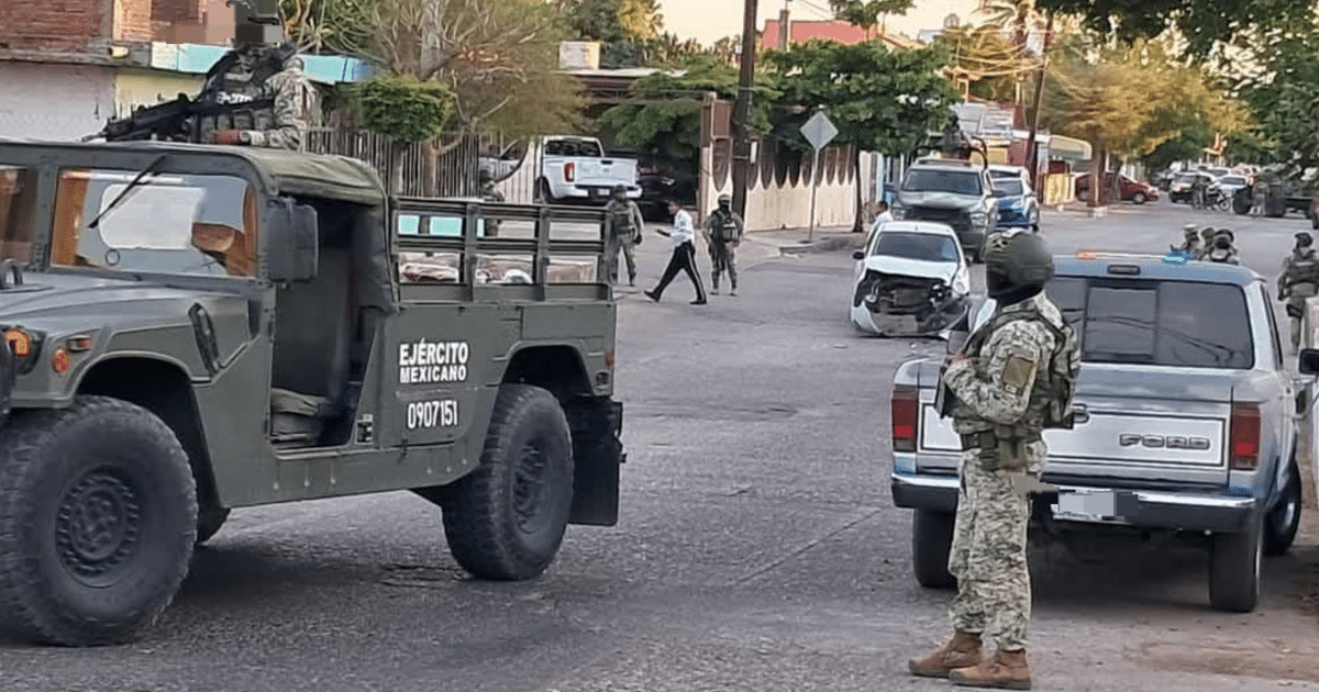 Operativo militar en Culiacán con vehículo Hummer y soldados armados